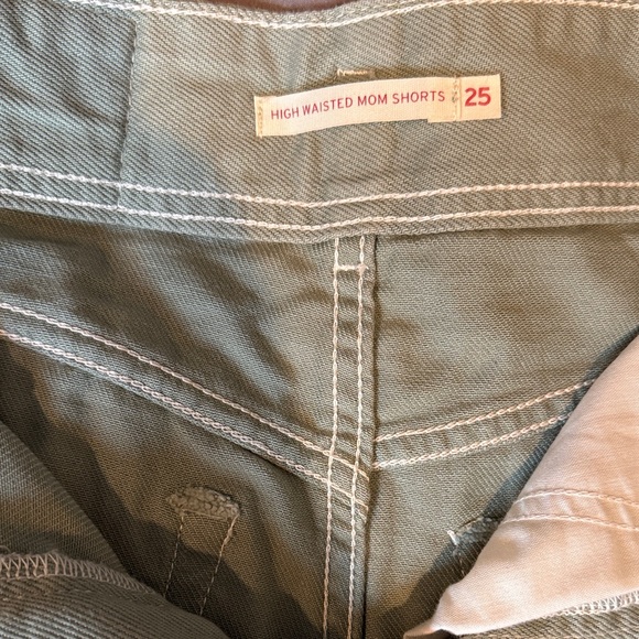 Levi's High Wasted Mom Shorts - Picture 2 of 5